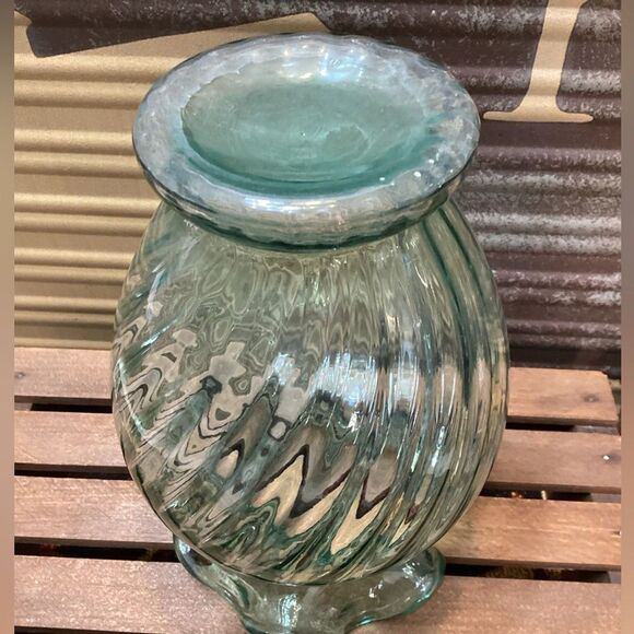 Fenton Elegant Green Clear Swirl Glass Vase Ruffle Top Centerpiece Flowers - Picture 6 of 11